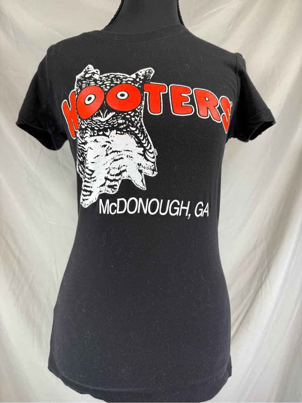 Hooters McDonough, GA Retro Owl Logo Graphic T-Shirt -‎ Women’s Small
